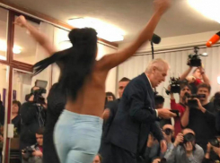 Нападение украинки с обнаженной грудью на президента Чехии в исторический момент сняли на видео