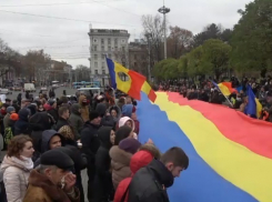Сторонники Майи Санду протестуют с румынским флагом, а из молдавского вырезали герб