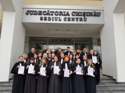Молдавские судьи устроили флешмоб в поддержку своих польских коллег