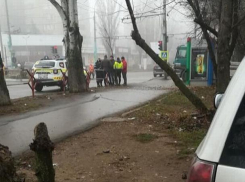 На Телецентре женщина забаррикадировалась в сносимом киоске, отчаянно пытаясь предотвратить его снос