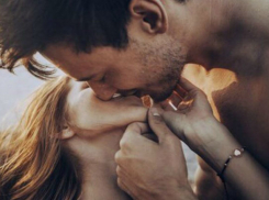 Ревнивая женщина, заставшая молодую голую подругу в объятиях своего мужа, забила ее доской