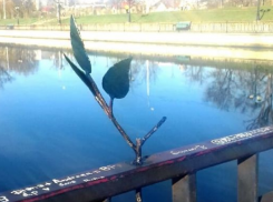 Вандалы опять повредили скульптуру розы в столичном парке Валя Морилор