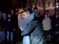 Молодой человек на Рождественской ярмарке в Кишиневе предложил любимой выйти за него замуж