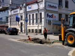 Новый асфальт на улице Василе Александри уничтожили из-за трубы