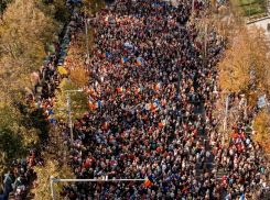 60 000 человек принимают участие в сегодняшнем антиправительственном протесте у Президентуры