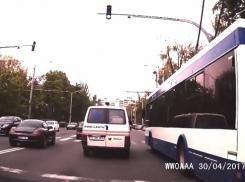 Есть Porshe - плевать на правила: лихача на люкс-авто засняли за опасной ездой