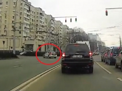 Грубое нарушение ПДД полицейской машиной случайно попало на видео в Кишиневе