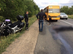 После столкновения с автобусом мотоциклист впал в кому, а затем скончался 