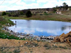 Озеро в Яловенском районе превратилось в загаженную мусором лужу