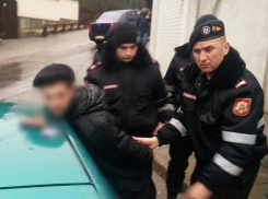 Неадекватный водитель в шортах шокировал карабинеров истошными криками на улице Кишинева 