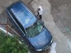 В Бендерах на припаркованный автомобиль упали окна с 9-го этажа
