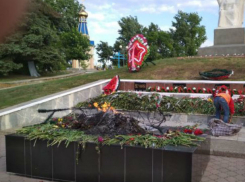 Несовершеннолетние хулиганы умышленно сожгли венки на Вечном огне в Комрате