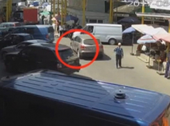 На рынке Каля Басарабией микроавтобус сбил женщину