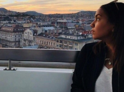 Красавица-студентка погибла после падения самоубийцы на ее внедорожник