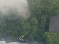 Охваченный огнем жилой дом напротив детского сада в Кишиневе сняли на видео