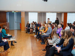 Санду находится в Париже, где встретится с Макроном