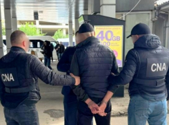 На Южном автовокзале человека заковали в наручники – названа причина