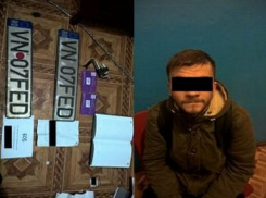 Молодой человек скручивал номера с припаркованных в Кишиневе автомобилей и продавал их владельцам за доллары