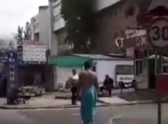 За пивком: мужчину в одном полотенце сняли на видео на Ботанике 