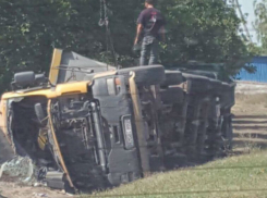 Груженый гравием самосвал опрокинулся на трассе в Оргеевском районе