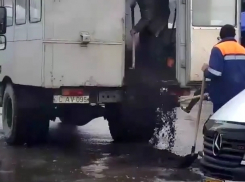 Власти Кишинева заасфальтировали лужи, чтобы «списать бабло»: возмутительное видео