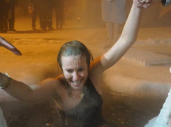 Ксения Собчак в купальнике совершила омовение в фекальной реке и насмешила россиян