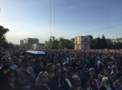 Десятки тысяч человек пришли на концерт Любэ и Маршала в Кишиневе 