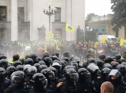 Разгон спецназом массовой акции протеста в Киеве попал на видео
