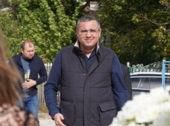 «Броник», 5 бодигардов и авто на низком старте: Усатый явно «на измене»