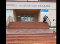 В Криулянах за тестами на ковид - очереди на холоде под дождем