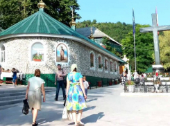 Неизвестные вынесли золотые кресты из церкви на территории монастыря Сахарна