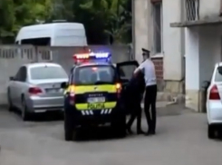 Мужчина не смог закончить изнасилование девушки в Кишиневе и попал на видео