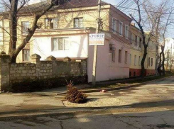 Ловушка на столичном перекрестке забирает картеры и бамперы автомобилистов