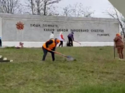 Команда INIMA MOLDOVEI вышла на субботник, чтобы привести в порядок мемориал