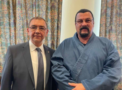 Как посол Молдовы в РФ встретил на приеме Стивена Сигала