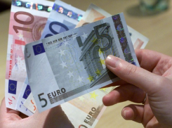 Евро резко подорожал и обошел в цене доллар США: курсы валют на понедельник