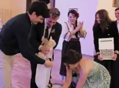 Мешок денег: необычный подарок молодоженам на свадьбе в Кишиневе сняли на видео