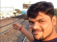 Любитель селфи с улыбкой снял на видео, как его ужасно сбивает поезд 