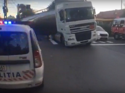 Молдавская автоцистерна с битумом перевернулась на пешеходном переходе под Яссами