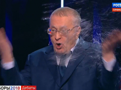 «Проститутка» Собчак облила водой матерящегося Жириновского в прямом эфире