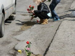 Флешмоб с высадкой цветов в ямы на дорогах устроили активисты в Бельцах 