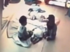 Отвратительное избиение малыша воспитательницей Су Ши-шу повергло в ужас родителей: шок-видео