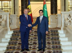 Игорь Додон вручил президенту Туркменистана высшую награду Молдовы 