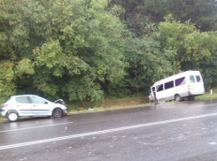 ДТП на трассе Кишинев-Оргеев: легковой автомобиль столкнулся с микроавтобусом