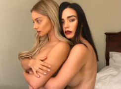 Обнаженная Ольга Серябкина обняла блондинку Катю и заявила о «свободной любви»