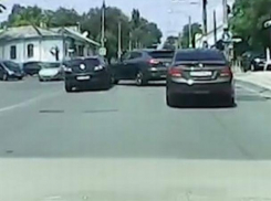 Авария по улице Букурешть попала в «прямой эфир» - водитель Porsche врезался в Renault