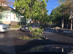 В центре Кишинева посреди перекрестка образовалась глубокая яма
