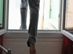 В Кишиневе подросток едва не выпал из окна на 8 этаже