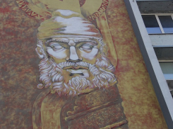 Суровый Децебал появился на 15-метровой стене столичного дома в День независимости  