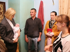Сертификаты на 20 тысяч леев вручила Ирина Влах семьям, где родились двойняшки 